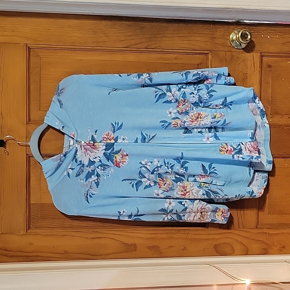 Cathy Daniel's blue floral light sweatshirt. Size Large.